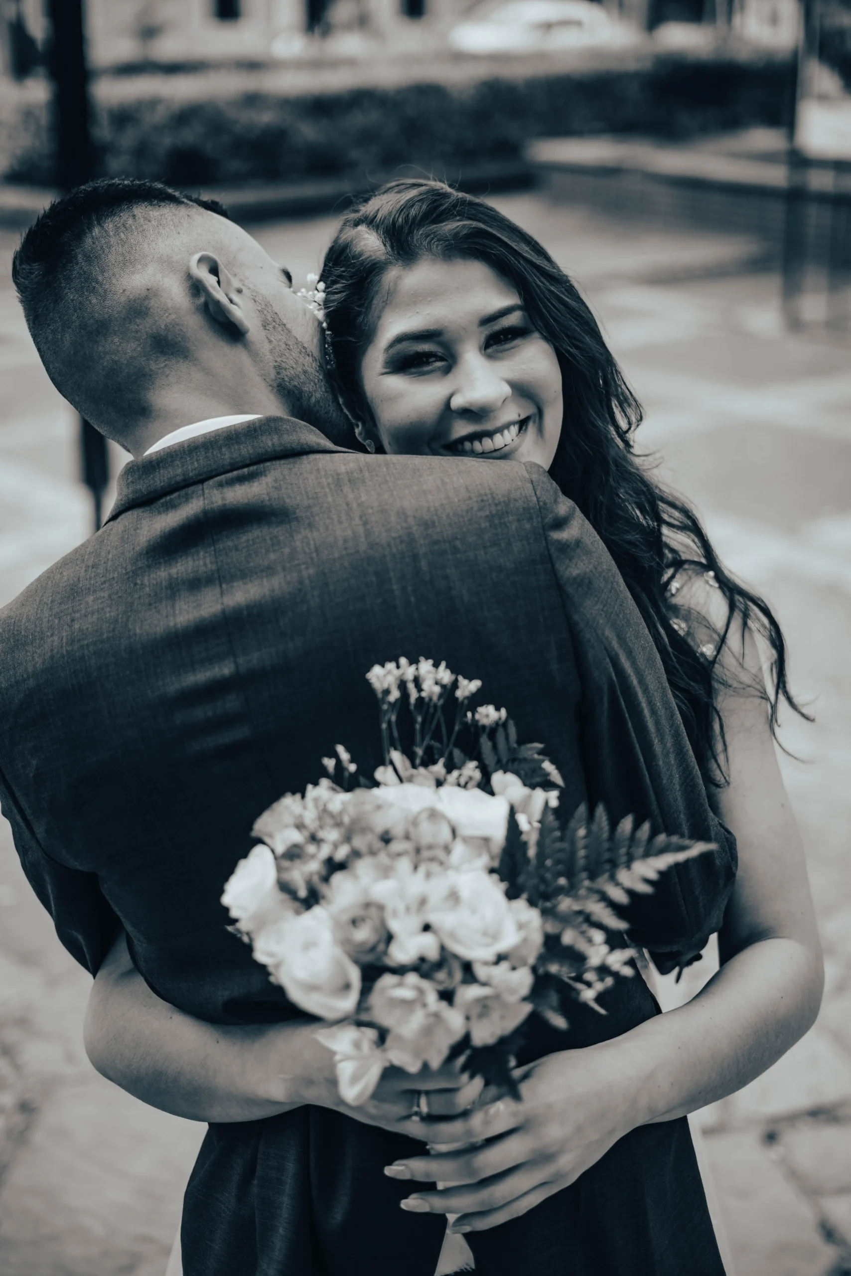 thelens boda bogota novios caminando 1 scaled